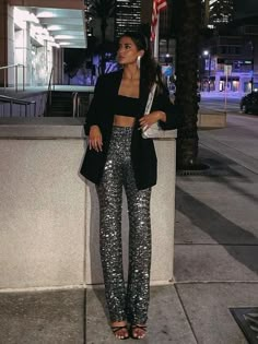 work Christmas party outfit: blazer and sequin pants Women Spring Fashion, Party Outfits Night, Outfits New Year, Vegas Outfit