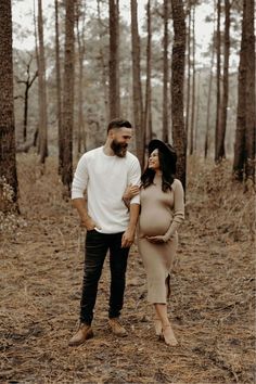 Maternity Pic Inspiration, Outdoor Maternity Photos With Husband, Cute Maternity Poses, Outdoorsy Maternity Photo, Maternity Pics Outside, Late Fall Maternity Photos, Posing Maternity Photos, Fall Maternity Poses, Fall Pregnant Photoshoot