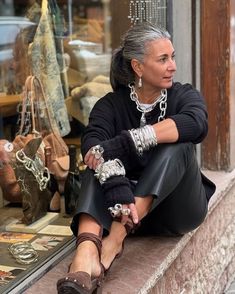 Mens Fashion Week Street Style, Elegante Y Chic, Classy Outfits For Women, Over 60 Fashion, Fashion Forms, Advanced Style, 60 Fashion, Aesthetic Indie, Boho Chic Outfits