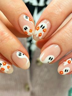 Fall Nails Inspiration Simple, Funny Nail Designs Weird, Simple Cute Nails Fall, Ghosts On Nails, Halloween Ghost Nail Art, Halloween Nails To Do At Home, Simple Ghost Nail Art, Short Tip Nail Designs, Cute Nail Designs Halloween