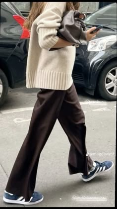 Brown Pants Outfit, Casual Wear Summer, Business Professional Outfits, Look Adidas, Business Attire Women, Sneaker Outfits, Estilo Indie, Skandinavian Fashion, Corporate Outfits