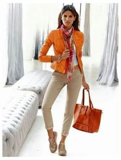 Look comfy e super estiloso. Jaqueta laranja + sneakers, um par perfeito. Best Casual Outfits, Orange Jacket, Ideas Outfit, Casual Work Outfits, Fashion Over 40, 가을 패션, Work Outfits, Look Fashion, Chic Outfits