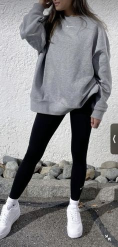 Gym Outfit Black Leggings, Black And White Gym Outfit, Leggins Outfits Winter, Cozy Fall Outfits With Leggings, Sporty Leggings Outfit, Grey Sweats Outfit, Leggins Outfit, Hungarian Fashion, Vinter Mode Outfits