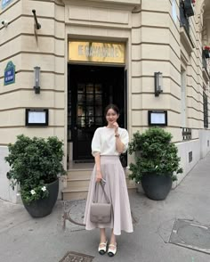 Petite Modest Outfits, Korean Elegant Outfit, Simple Korean Outfits, Korean Style Outfits, Soft Feminine Outfits, Feminine Outfits, Casual Formal Dresses, Elegant Outfit Classy, Zara Skirt