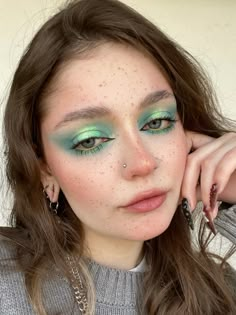 Green Sparkly Makeup, Mint Green Makeup, Powerful Eyes, Eyeshadow Combos, Hippie Makeup, How To Be Beautiful, Statement Makeup, Christmas Eyeshadow