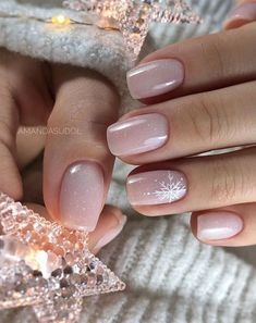 Nail Art Winter, Christmas Nail Colors, Halloweenský Makeup, Snowflake Nail, Snowflake Nail Art, December Nails, Christmas Gel Nails, Short Square Nails, Pink Nail Art