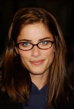 Glasses Portrait, Celebrity Glasses, Celebrities With Glasses, Amanda Peet, Girl Glasses, Glasses Inspiration, Glasses Trends, Nice Glasses, Black Glasses