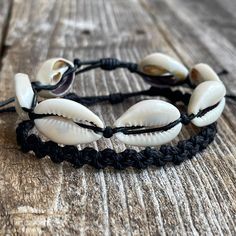 This set includes two bracelets or anklets.  - Cowrie Shell - Shell Key Linhasita  These bracelets/anklets come in a gift box. Cowrie Shell, Anklet Jewelry, Body Jewellery, Boho Beach, Body Jewelry, Anklets, Halloween Shopping, Favorite Jewelry, Shells