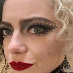 Cruella Make Up Emma Stone, Easy Cruella Deville Makeup, Cruella Deville Costume Emma Stone, Cruelly Devil Makeup, Cruella Deville Emma Stone, Cruela De Vil Costume Ideas, Cruella Costume Ideas, Cruella Deville Cosplay