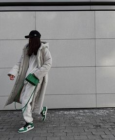 Japan Fits, Photography Studio Design, Green Jordans, Autumn Looks, Ootd Winter, Joggers Outfit, Travel Winter, Korean Casual Outfits, Curated Closet