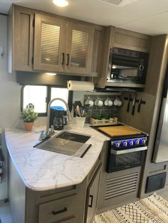 RV kitchen, rv decor, rv kitchen storage ideas Travel Trailer Decor, Glamper Camper, Rv Interior Remodel, Camper Interior Design, Camper Kitchen, Camper Trailer Remodel, Camper Hacks, Trailer Decor, Travel Trailer Camping