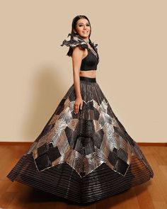 Western Dresses For Women, Indian Outfits Lehenga, Wedding Lehenga Designs, Lehnga Dress, Traditional Indian Outfits, Indian Bridal Dress, Indian Gowns Dresses, Indian Gowns, Indian Bridal Outfits