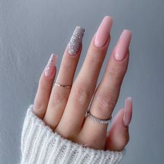 Summer Stiletto Nails, Nail Design Glitter, Silver Nail Designs, Stylish Nails Designs, Claw Nails, Almond Acrylic Nails, Coffin Nails Long, Silver Nails, Christmas Nail Designs