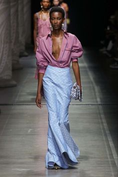 Spring Fashion Chic, Long Evening Gowns, 2024 Fashion, Runway Models, Mode Vintage, Vogue Paris