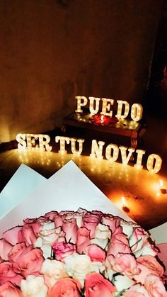 a bouquet of roses sitting in front of a sign that says puedo ser tu noyo