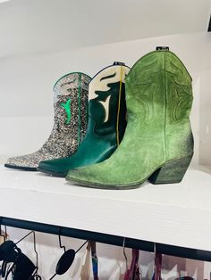 Cowboy Aesthetic, Mode Hippie, Western Aesthetic, Country Fashion, Green Wedding Shoes, Leather Bags Handmade