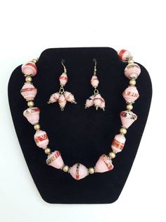 Fascinating pink paper bead set with a patterned paper contrast. Paper Beads Jewelry, Paper Beads Diy, Paper Bead Necklace, Paper Beads Necklace, Paper Bead Jewelry, Bead Crochet Patterns, Beaded Jewelry Necklaces, Beadwork Necklace, Beaded Necklace Diy