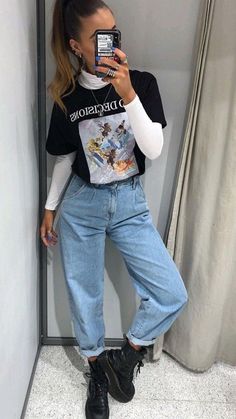 Chic Indie Outfits, Fall Thrift Outfits Trendy, Grunge Travel Outfits, Tshirt Turtleneck Outfit, Light Denim Jeans Outfit Winter, Large Jean Jacket Outfit, Black Everyday Outfits, Casual 2024 Style Trends, Edgy 90s Outfits