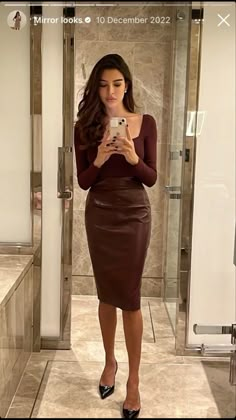 Party Outfit Night Classy, Classy Skirts, Leather Skirt Outfit, Lawyer Fashion, Pencil Skirt Outfits, Dad Sneakers, Elegant Feminine, Classy Work Outfits