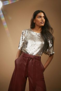 This party season, look to high-shine sequins for a statement-making look. This classic fit t-shirt is designed with short sleeves and a crew neckline, and comes complete with glittering sequins. Model wears a size 1 and is 5'1. Glitter Shirt Outfit, Sparkly Shirt, Holiday Party Fashion, Sequin Tee, Sparkly Top, Christmas Party Outfit, Sequin Outfit, Christmas Party Outfits, Oasis Fashion