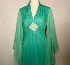 Vintage 1970s Emerald Green JC Penney Fashions dress. In perfect condition.  Fits like a modern day size 4-6. I can give exact measurements if needed. Green 70s Dress, 70s Style Prom Dress, 1970s Formal Dress, 1970s Vintage Evening Dress, 70s Outfits Dress, 70s Formal Fashion, 1970s Disco Fashion, 70s Formal Dress, 1970s Fashion Disco