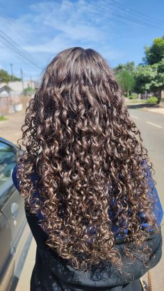 #cabelocacheados #cabeloscacheadoscastanhos #cabelo Mixed Girl Hairstyles, Curly Hair Beauty, Brown Curly Hair, Long Hair Pictures, Hair Stylies, Curly Hair Inspiration