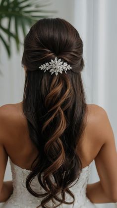 Discover the most stunning bridal hairstyles for your special day including elegant half up half down styles From veils to braids headbands to buns this guide covers every detail for short medium and shoulder-length hair in black brown or Indian hair Whether you prefer a straight fall or front view look find your perfect style with a middle part or sleek straight hair Down Bridal Hairstyles, Half Up Half Down Styles, Half Up Half Down Bridal, Sleek Straight Hair, Down Styles, To Braids, Sparkly Hair Accessories, Elegant Bun, Pretty Braids