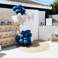 balloons are hanging from the side of a wall in front of a store with an american flag theme