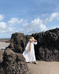 Dress Pantai Hijab, Beach Pictures Hijab, Beach Poses Hijab, Bali Outfit Ideas Hijab, Outfit Hijab Pantai