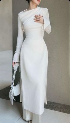 Simple Graduation Outfits Classy, Simple Elegant Dress Hijab, Modest Elegant Dress, Korean Women Fashion Classy, Graduation Outfits For Women Classy, Graduation Formal Outfit, Modest Stylish Outfits Classy, Elegant Graduation Outfit, White Dress Outfit Party Classy