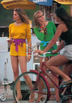 short skirt were introduced, or an update version of itself, it was shorter, that we can see thigh, and fully show the women's legs 80s Fashion Inspiration, 80s Mini Skirt, 80s Fashion Aesthetic, Miami 80s, Vintage Outfits Dresses, Shoes Heels Prom, 80s Clothes, Girls On Bicycles, 80s Fashion Trends