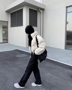 Japan Fashion Trends 2023, Douyin Fashion Aesthetic, Winter Douyin Outfits, Korean Dark Outfit, Korean Style Winter Outfits, Korean Winter Outfits Women, Hongdae Fashion