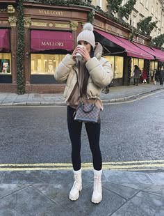 Snowy Nye Outfit, Winter Trip Outfit Ideas, Canada Outfit Ideas, Winter Disney Outfits Women, Neve Outfit, Ny Outfits Winter, Outfit Paris Invierno, Outfit Neve, Winter Parka Outfit