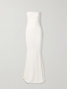 Jacquemus' 'Aro' dress is part of the brand's art-inspired 'Les Sculptures' collection, which is comprised of elegant yet minimal silhouettes. Cut from white jersey, it has a subtle fold-over neckline and falls to a floor-pooling hem with a contrasting black stripe. The split back ensures ease of movement. Maxi White Dress, Jacquemus Dress, Dressy Hats, Expensive Dresses, Jersey Maxi Dress, Long Gown Dress, Brand Dress, Fantasy Gowns, Maxi Jersey Dress