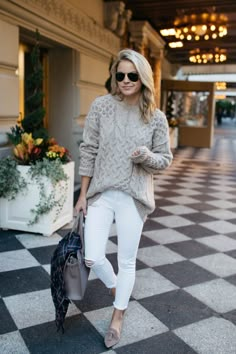 Gray Sweater White Jeans Outfit, White Pants Winter, Casual Friday Outfit, Casual Brunch Outfit, White Pants Outfit