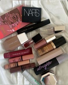 makeup Makeup Items Aesthetic, Items Aesthetic, Makeup Life Hacks, Brown Girls Makeup, Makeup Bag Essentials, Makeup Package, Chic Makeup, Makeup Needs