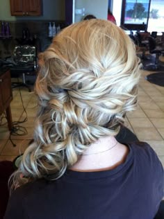 blonde side swept wedding hair @Ashley Mary .. i'm thinking something like this for my do for the wedding! what do you think? Sideswept Wedding Hair, Wedding Hair Blonde, Hair Formal, Side Hair, Side Swept