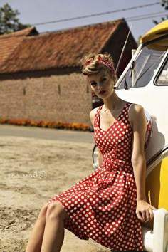 ▷ 1001 + idées de soirée guinguette comment s'habiller Couture Dior, Red Polka Dot Dress, Robes Vintage, Rockabilly Style, Retro Mode, Rockabilly Fashion