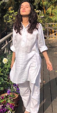 Offwhite Kurta Women, White Kurta Pajama Women, Stylish Kurtis Design, Celebrity Casual Outfits, Simple Kurta Designs, Long Kurti Designs, Linen Fashion