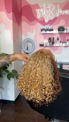 Hair Styles Dyed, Natural Hair Styles Curly, Blonde Hair Colour, Hair Styles Curly Hair, Styles Curly Hair, Blonde Natural Hair, Dyed Curly Hair, Highlights Curly Hair, Girl Hair Colors