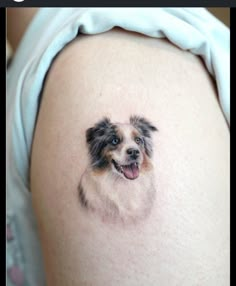 a small dog's head is shown on the back of a woman's thigh