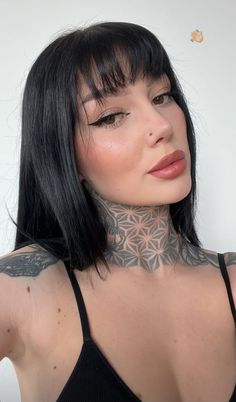 Black Hair And Tattoos, Baddie Style, Baddie Hairstyles, Hair Care Tips, Simple Makeup, Maquillaje De Ojos, Girl Tattoos, Hair Goals