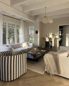 a living room filled with furniture and a fire place in the middle of a room