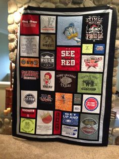 a quilt made to look like it has many different patches on it