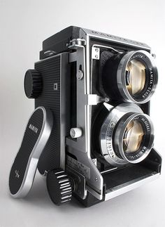 an old fashioned camera with two lenses attached to it