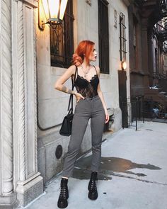 Body de renda: 70 ideias para incluir a peça no look do dia (FOTOS) Grunge Outfits 90s, Hipster Goth, Crop Top Design, Edgy Woman, Look Grunge, Tokyo Street Fashion, Fashion 90s, Pastel Outfit, Grunge Look