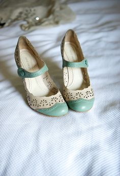 green and cream Look Grunge, Look Retro, Look Vintage, Mode Vintage, Vintage Tea, Vintage Shoes, Heel Shoes