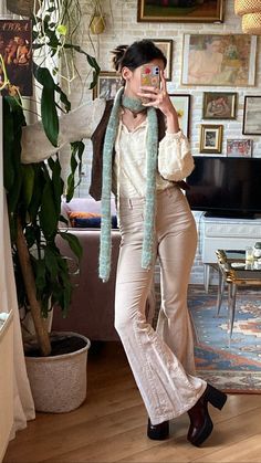 Outfit Inspo Flared Pants, 70s Bellbottoms Outfit, Winter Fits Layers, Boots Flared Jeans, Gogo Boots Outfit Winter, Flares And Boots, 70s Casual Outfits Vintage, Groovy Winter Outfits, 70s Platform Boots Outfit