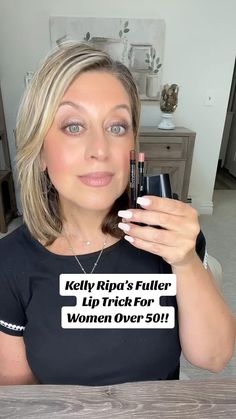 Jamie O'Donnell | Kelly Ripa’s Fuller Lip Trick For Women Over 50!! Say A18 for info & a FREE MASCARA!! 🎁 • • • #kellyripa #fullerlips #fullerlipshack... | Instagram Eye Makeup For Hooded Eyes Over 50, Pam Makeup, Eye Makeup For Hooded Eyes, Lip Tips, Makeup Over 50, Makeup Tips For Older Women, Makeup For Older Women, Simple Eyeshadow, Kelly Ripa