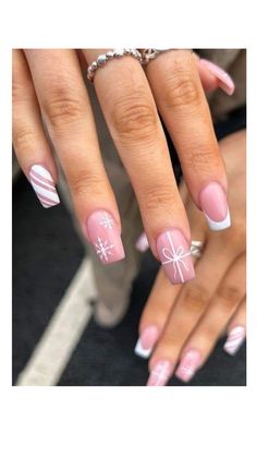 Basic Nails Christmas, Short Square Nail Designs Christmas, Christmas Nail Inspo Snowflake, Christmas Nails For 13 Yo, Cute Short Nails For Christmas, Pink And White Nails Christmas, Basic Pink And White Nails, Christmas Acrilycs, Christmas Pink Nails Almond